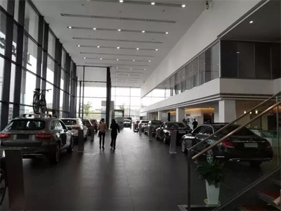 趙薇夫婦深夜發(fā)聲訴“委屈”，但走訪關(guān)聯(lián)公司發(fā)現(xiàn)奔馳銷售業(yè)務(wù)存疑